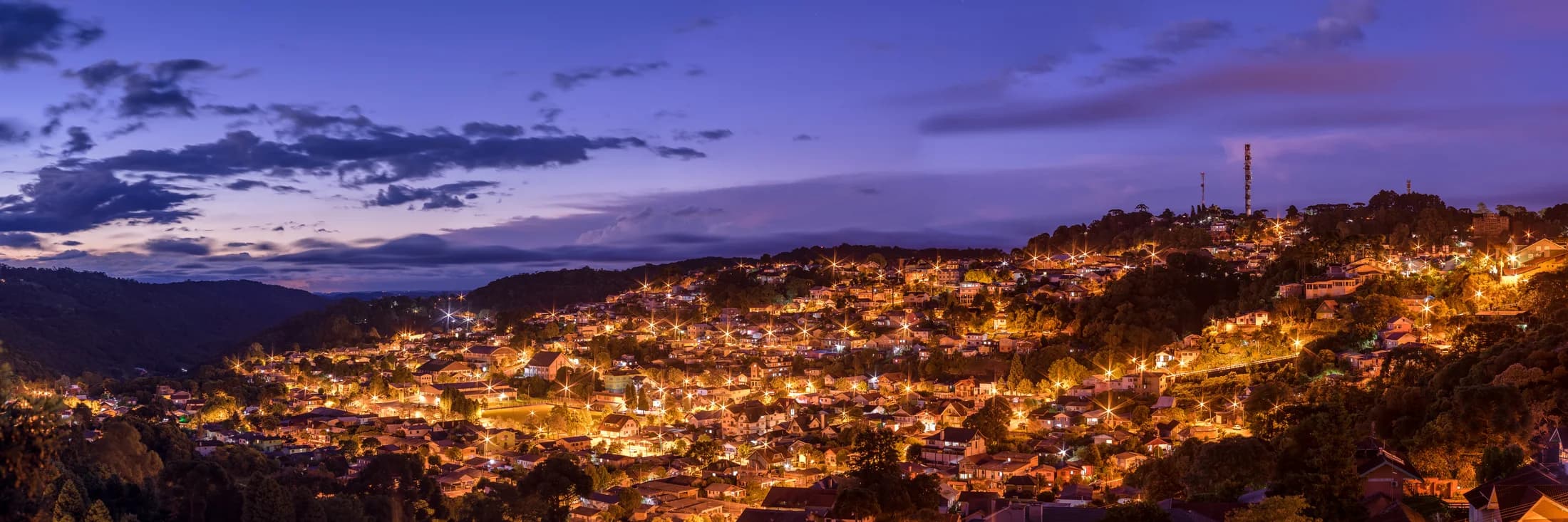 Vista noturna do centro de Gramado, na Serra Gaúcha