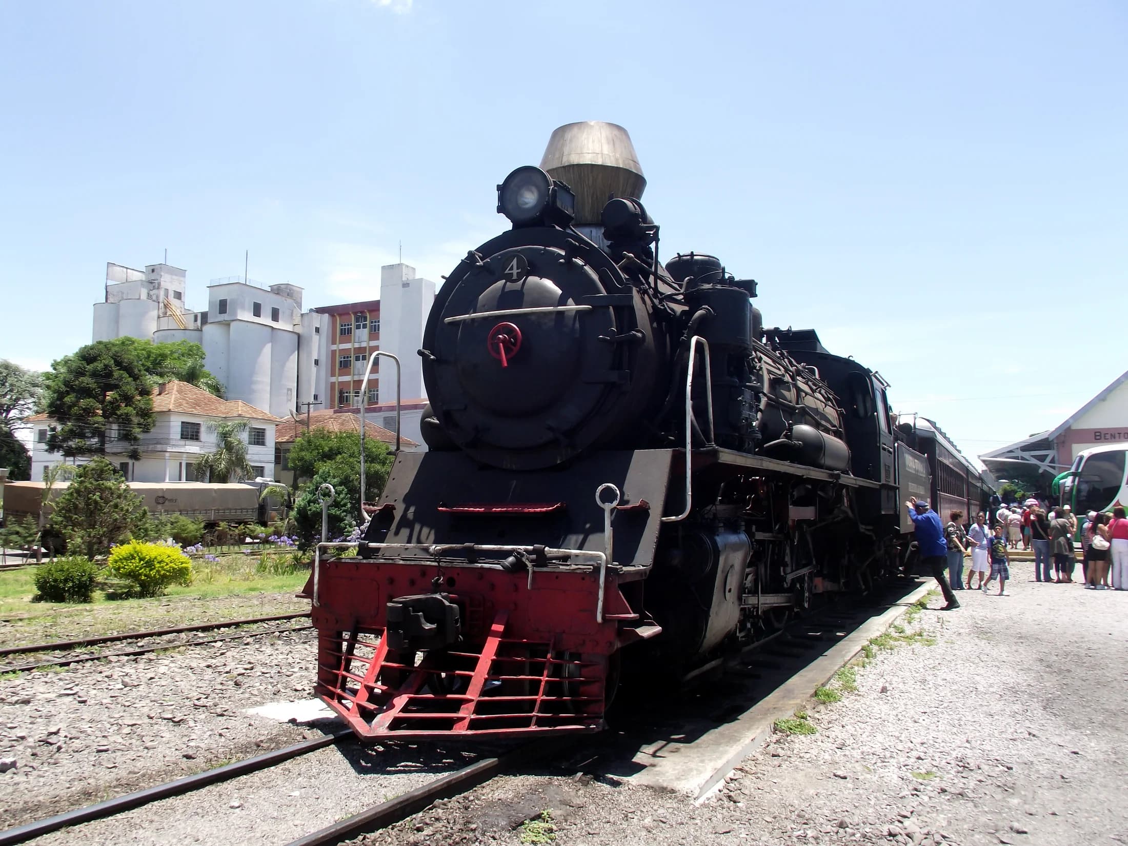 Trem Maria Fumaça atravessando os vales da Serra Gaúcha